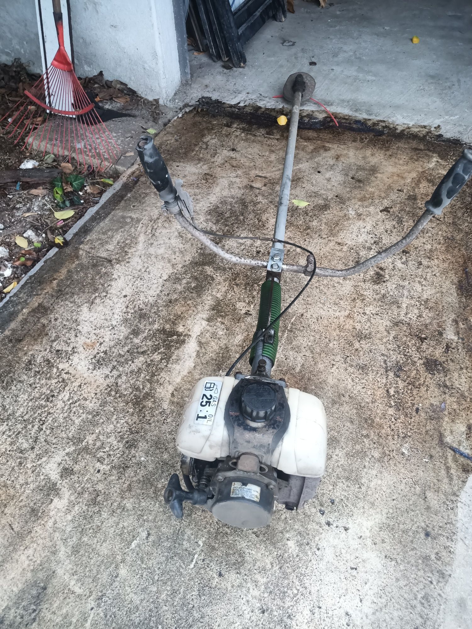 Máquina de cortar erva