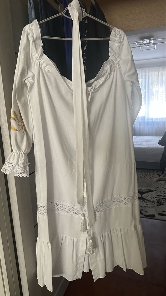 Продам сукню з вишивкою