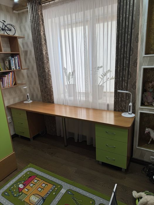 Ліжко двоярусне з дитячим столом та настінною полицею