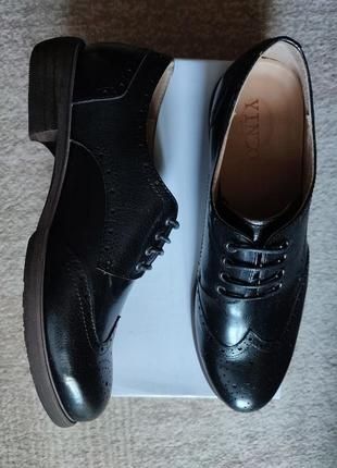 Круті нові шкіряні туфлі оксфорди