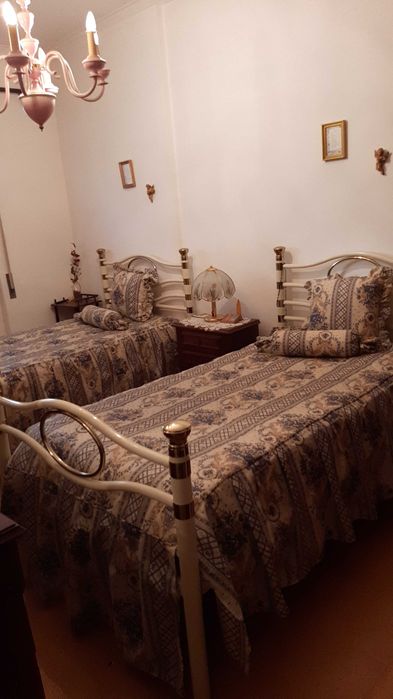 Duas camas de solteiro iguais