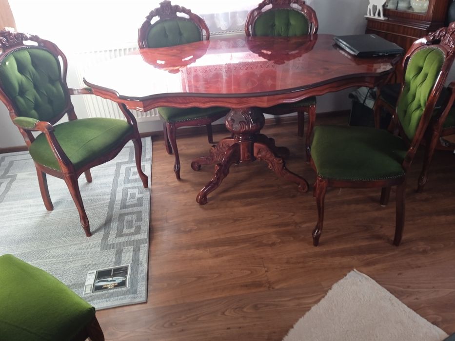 Sprzedam stół drewniany zdobiony z 6 krzesłami komplet