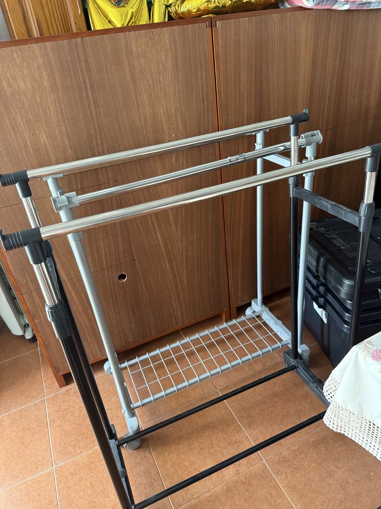 Charriot suporte para cabides cavalete extensível duplo com rodas