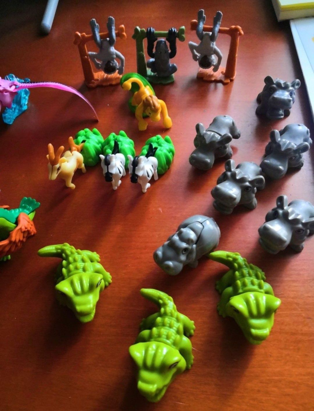 Kinder niespodzianki zabawki zwierzęta hipopotam zebra małpa