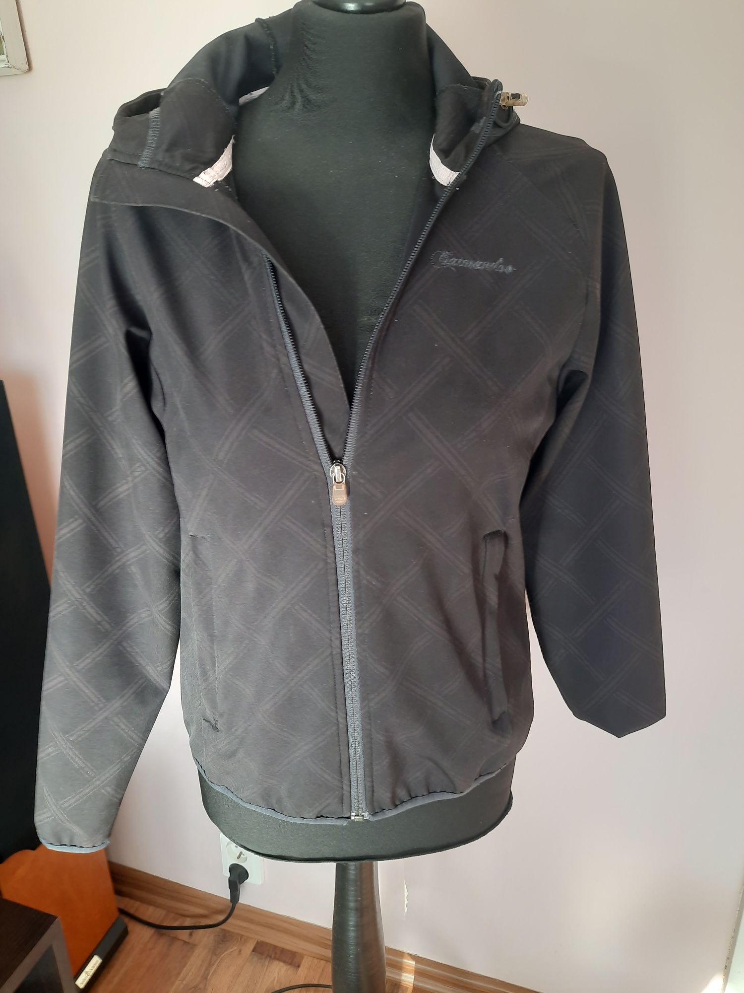 Kurtka damska typu softshell czarna z kapturem S M na wiosnę