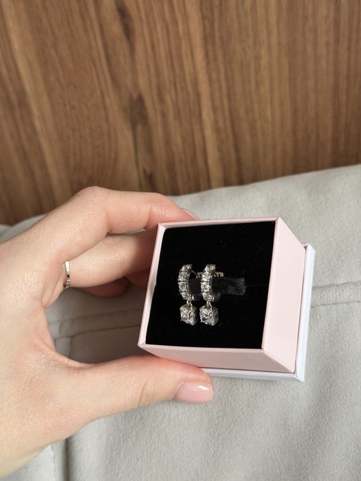 Розкішні сережки з підвіскою та паве Pandora