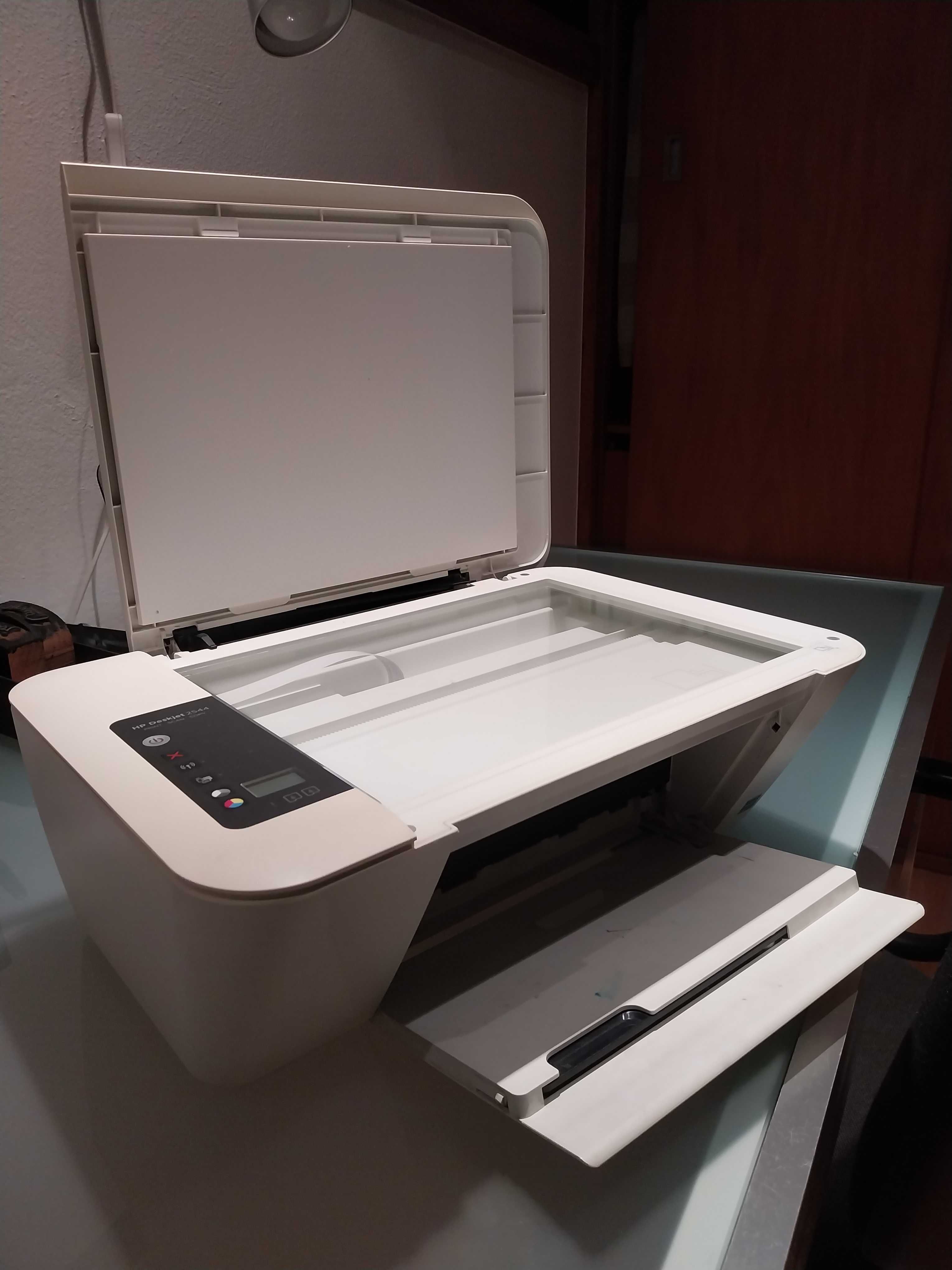 HP deskjet 2544 em bom estado, pouco uso