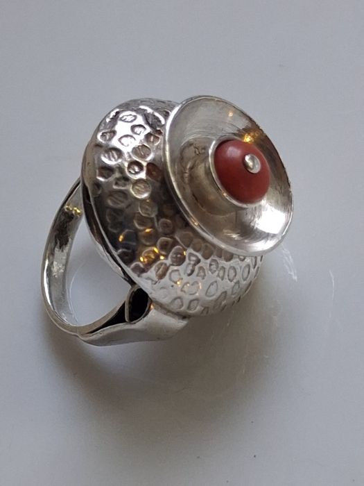 ZZO Juwelia . Pierścionek z koralem.