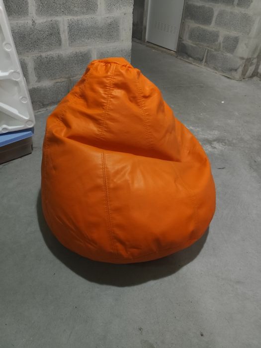 Puff laranja em pele