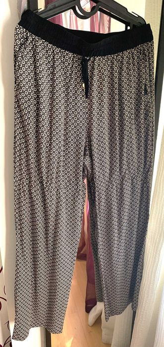 Calças fluídas, com bolsos, tons de preto e branco, tamanho único