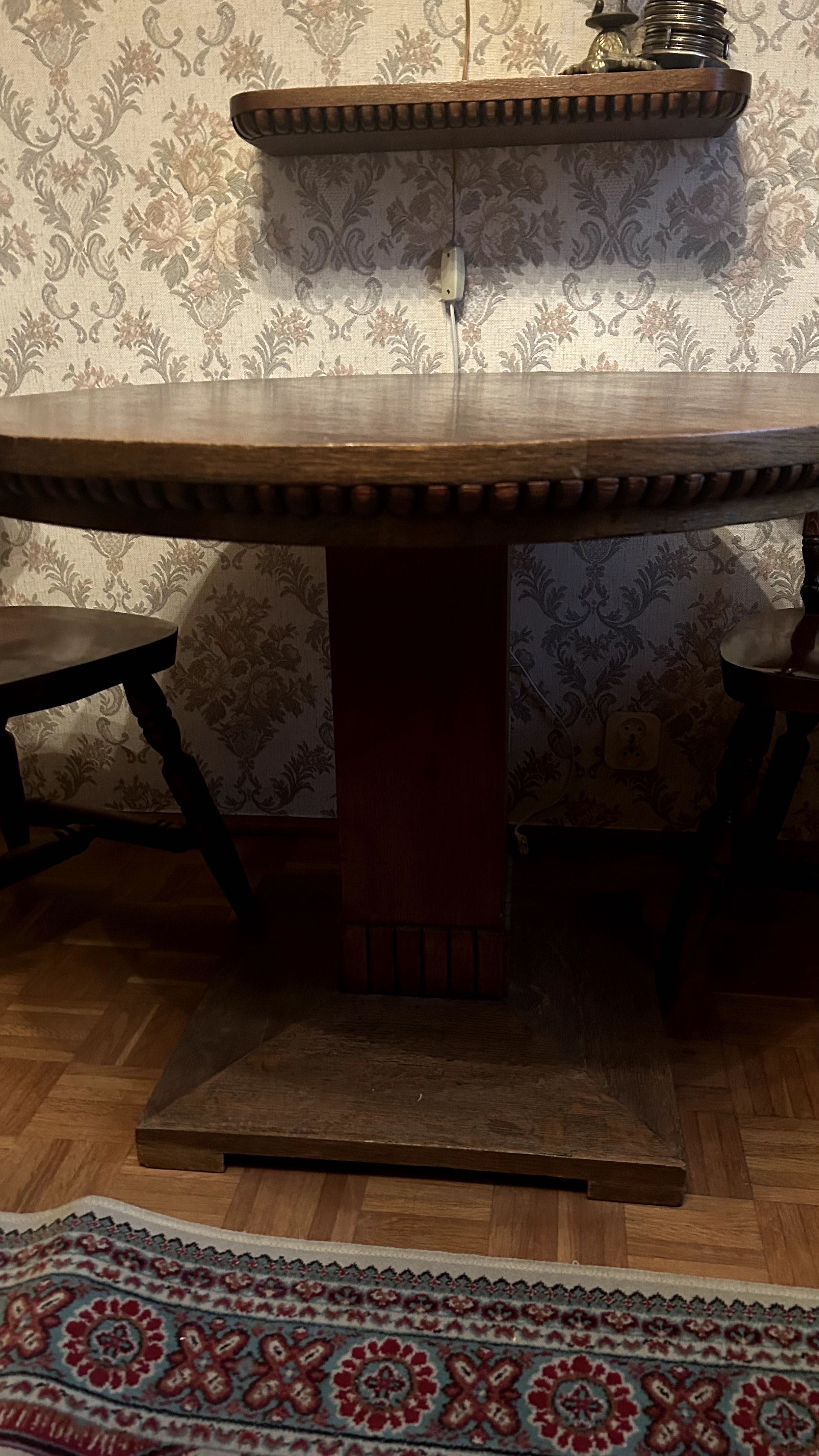 stary dębowy okrągły stół