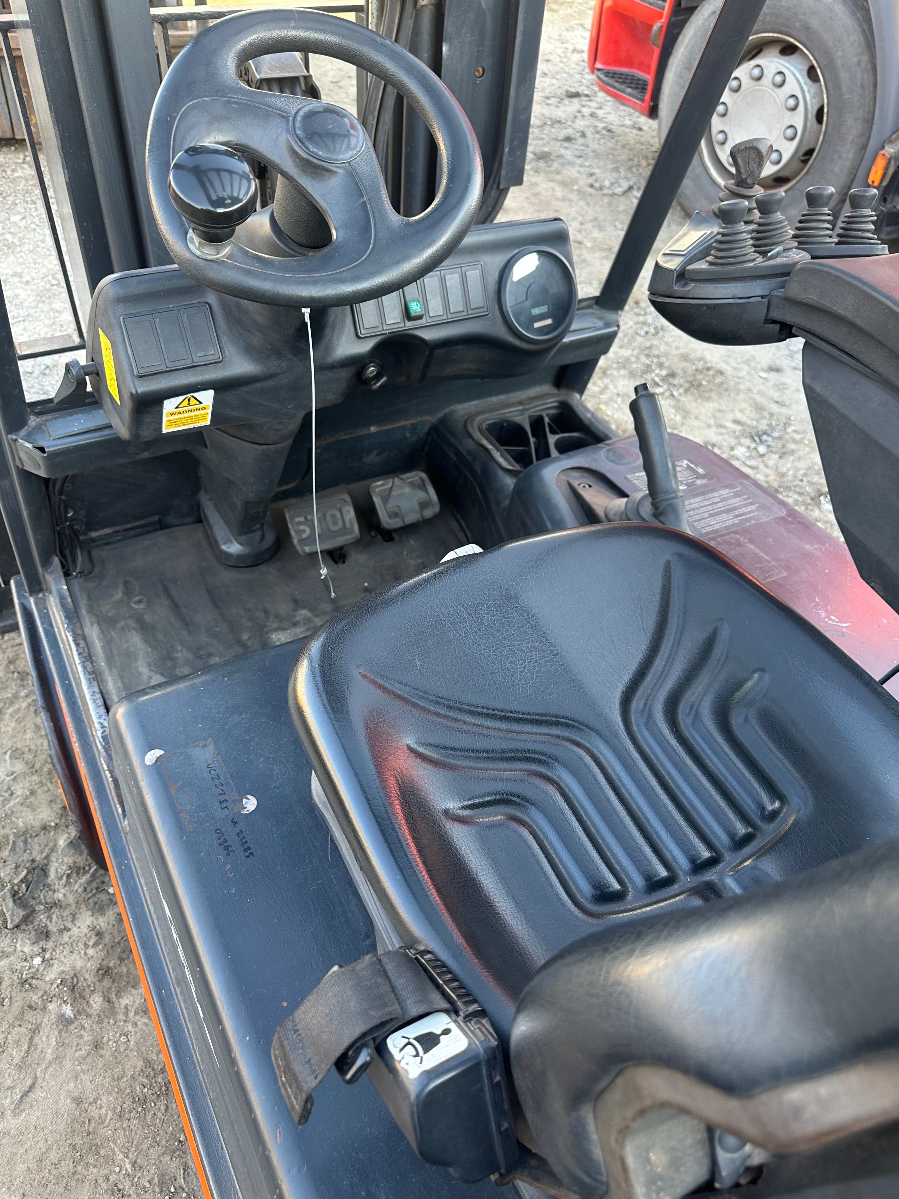 Навантажувач Linde E16