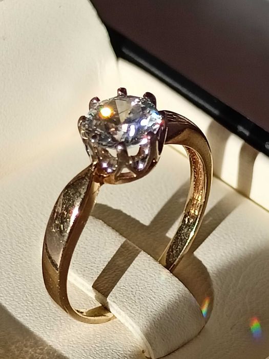 Złoty pierścionek 585 z brylantem 1,01 (certyfikat )