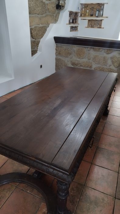 Mesa rústica castanho