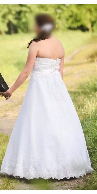 Klasyczna suknia ślubna wykończona koronką