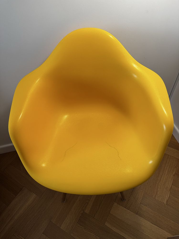 Żółty fotel w stylu skandynawskim