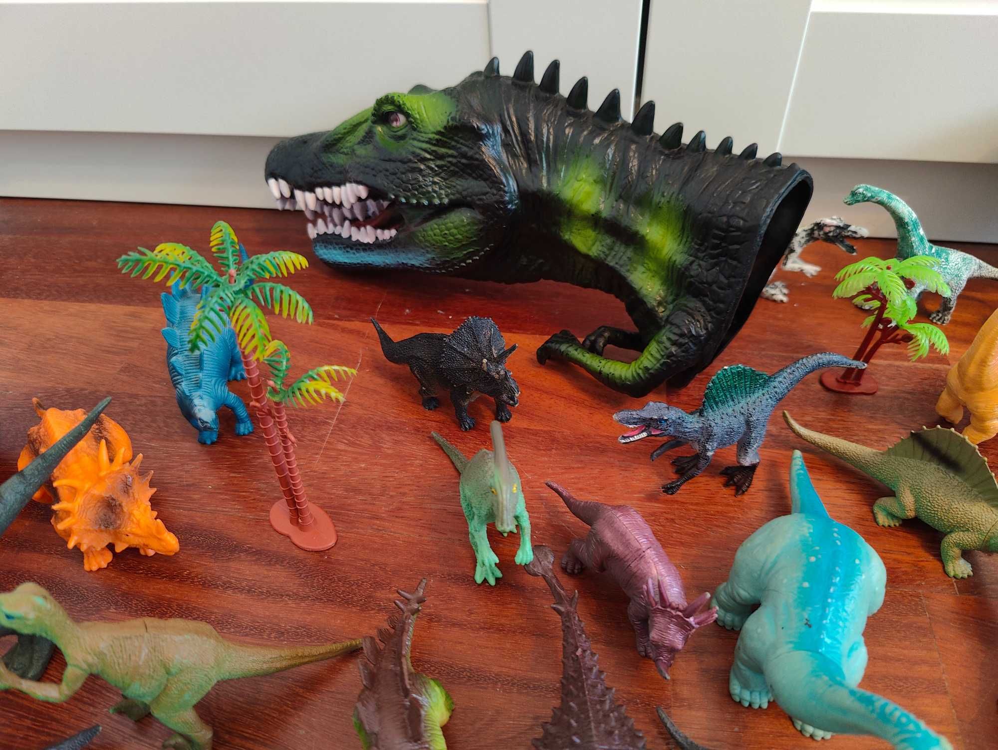 Duży zestaw dinozaurów i innych zwierzaków