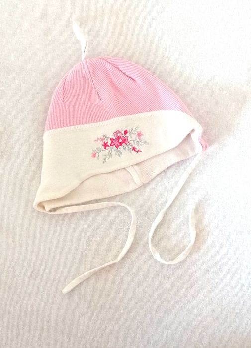 biało różowa wiązana czapeczka dla dziewczynki 68 74 dla niemowlaka