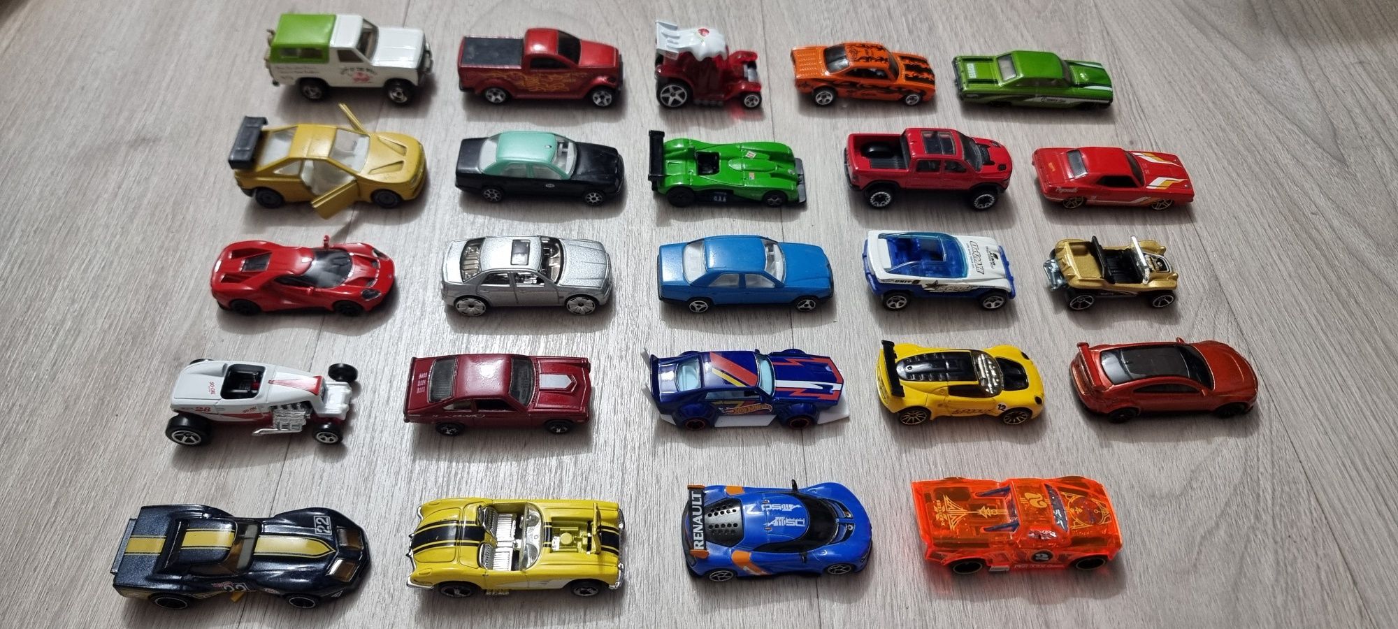 Hot wheels varios