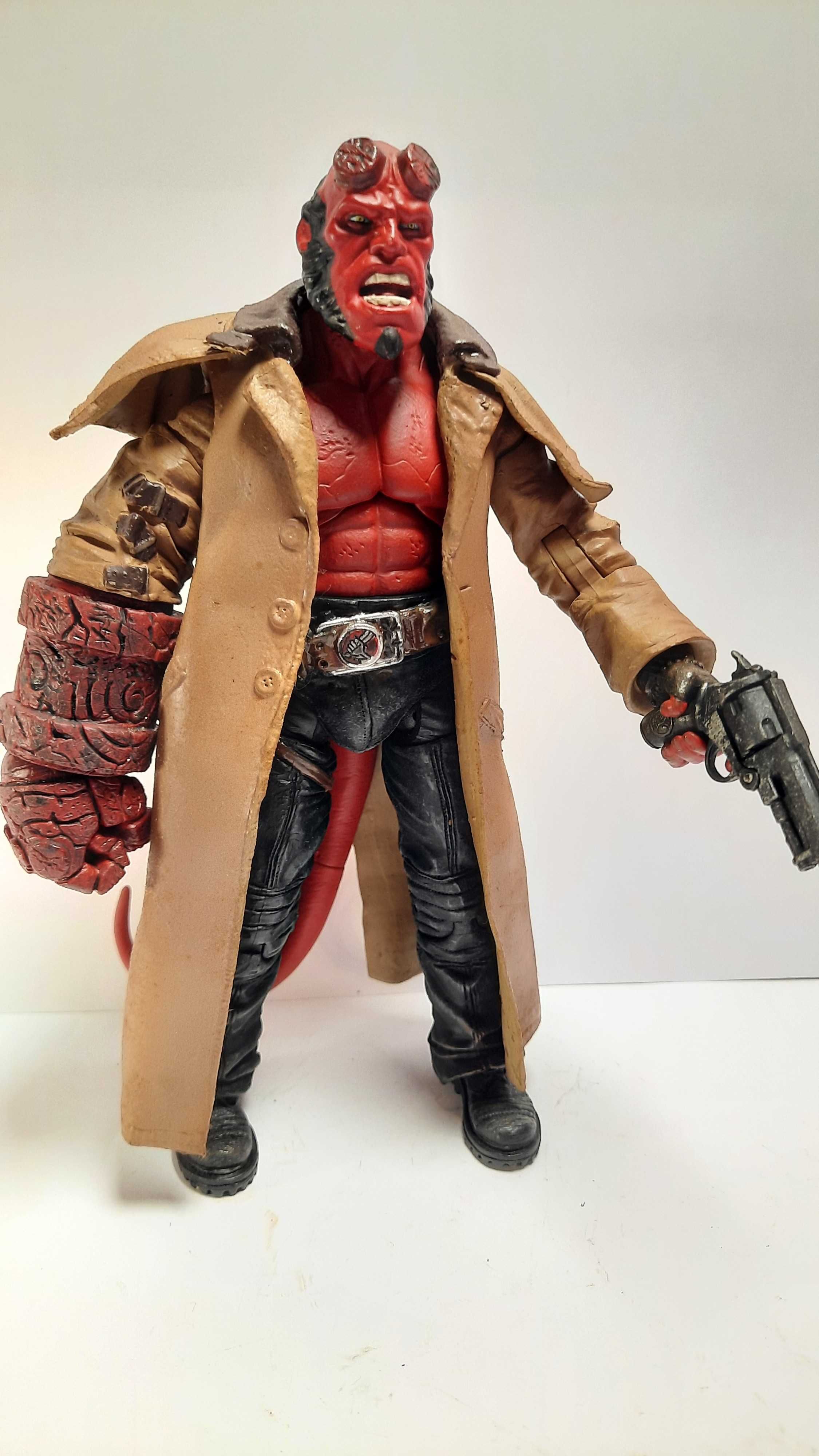 Figura articulada Hellboy da série Hellboy II da mezco