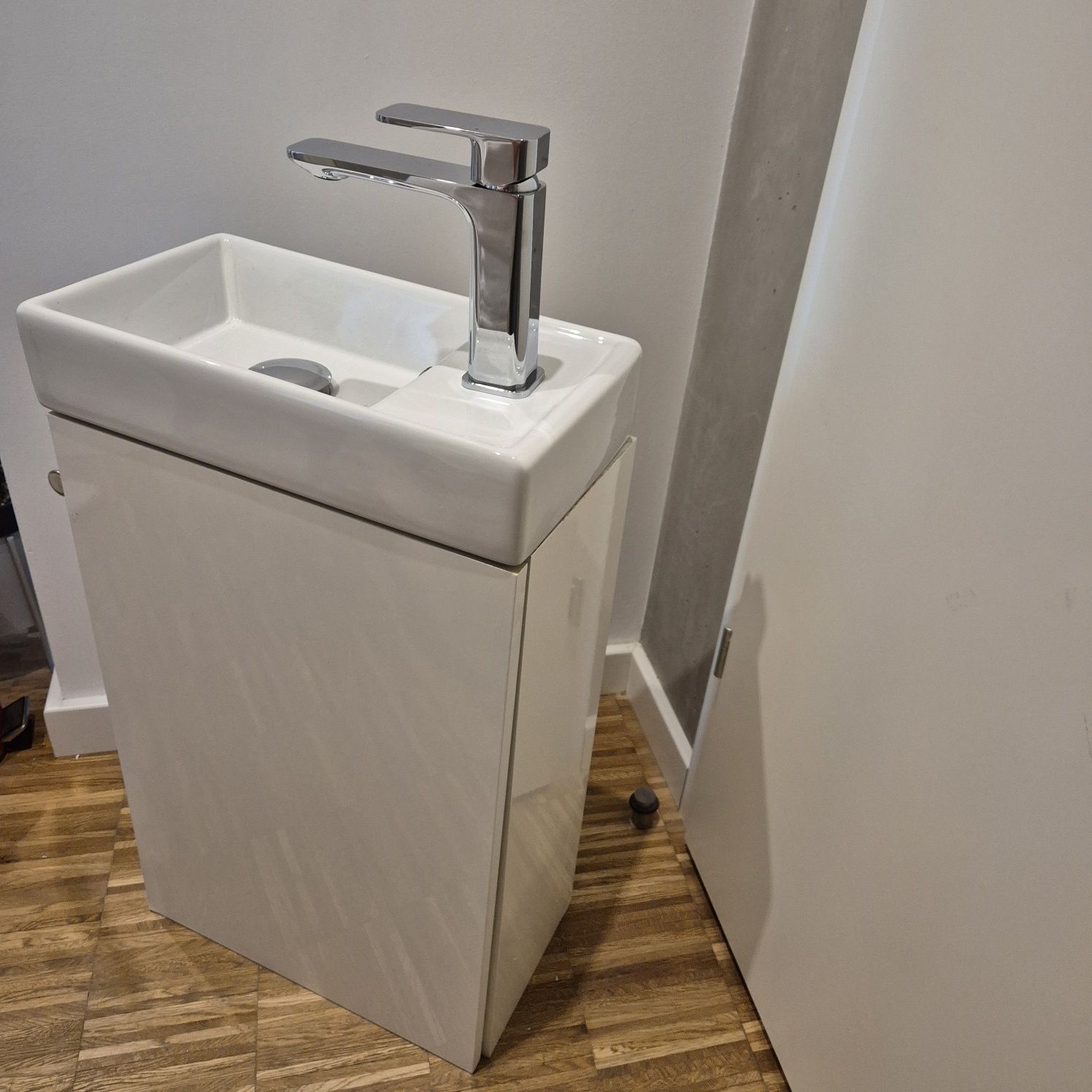 Szafka łazienkowa z baterią i umywalką cersanit - mała 22x40x69