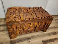 Kufer, skrzynia z litego drewna rzeźbiona