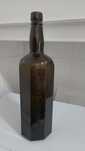 Antiga garrafa de vidro de Vinho Madeira gravada em alto relevo