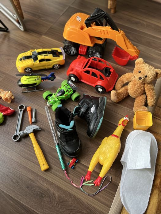 Іграшки, взуття, машинки