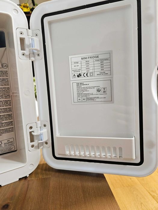 Mini lodówka przenośna – idealna do przechowywania kosmetyków! LED!