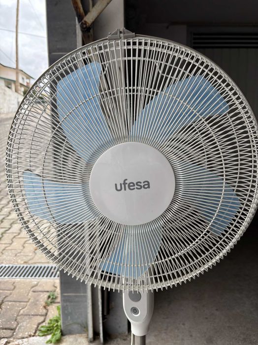 Ventoinha de pé UFESA com várias funções