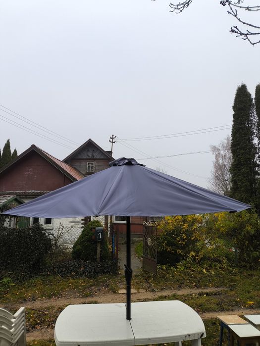 Parasol ogrodowy. Stół, krzesła ogrodowe