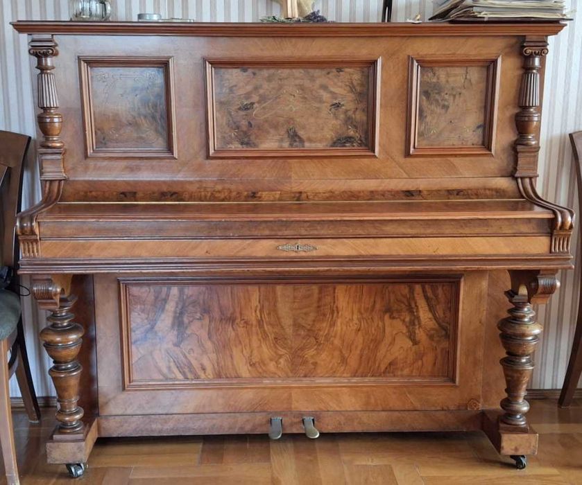 Sprzedam komodę, przeszkloną witrynę i kredens oraz pianino.