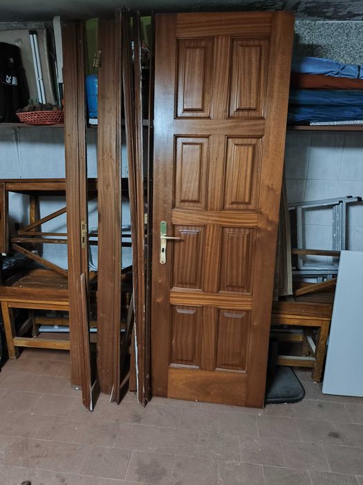 Porta em madeira maciça e guarnição