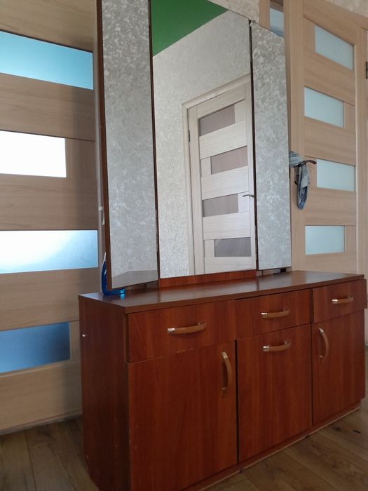 Трюмо , дзеркало.