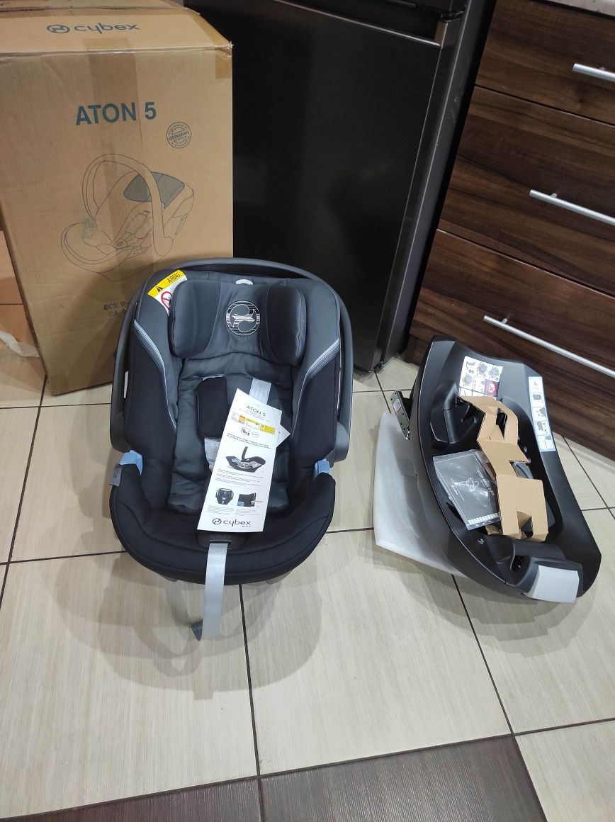 Nosidełko Cybex z bazą ISOFIX, ADAC, kolor Granite Black.