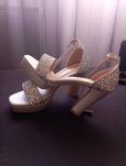 Sapatos prateados com brilhantes