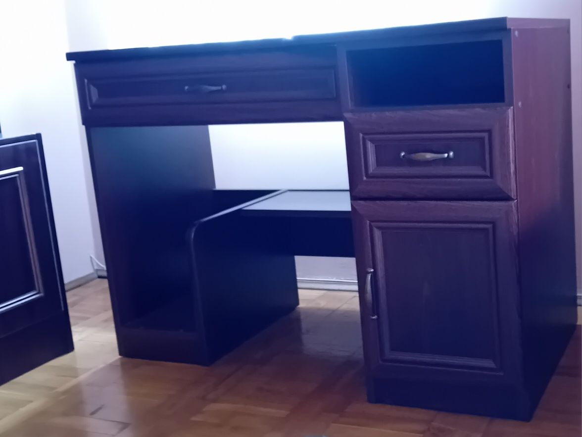 Biurko z półką na komputer  szufladami i szafką