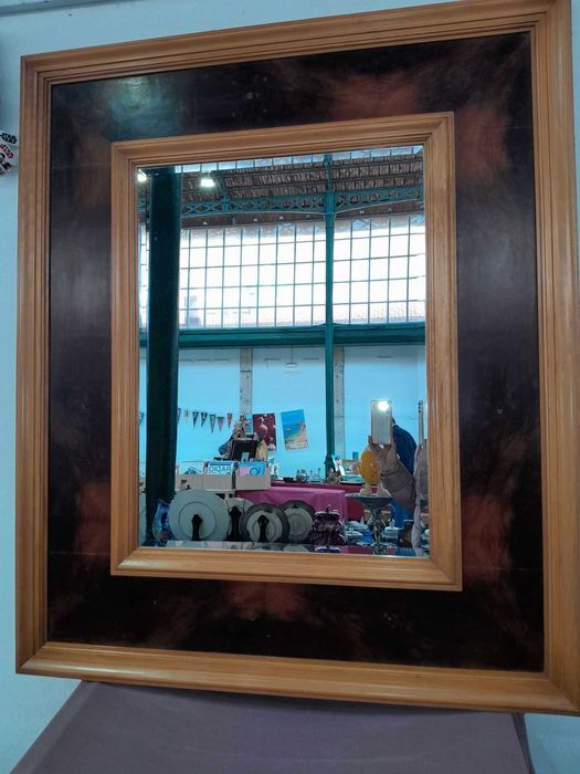 Espelho com moldura em madeira