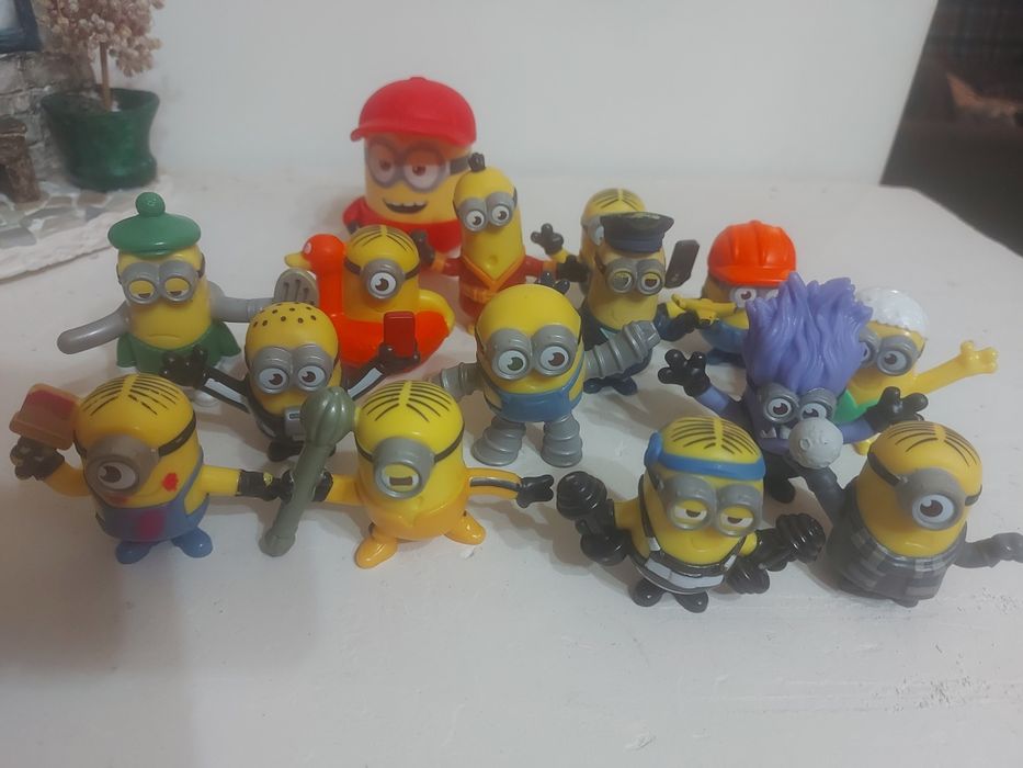 Conjunto de 16 bonecos MINIONS SÓ 10 Euros