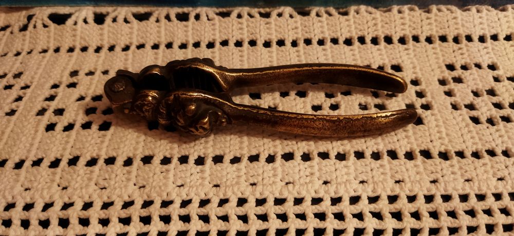 Старовинний горіхокол , Англія