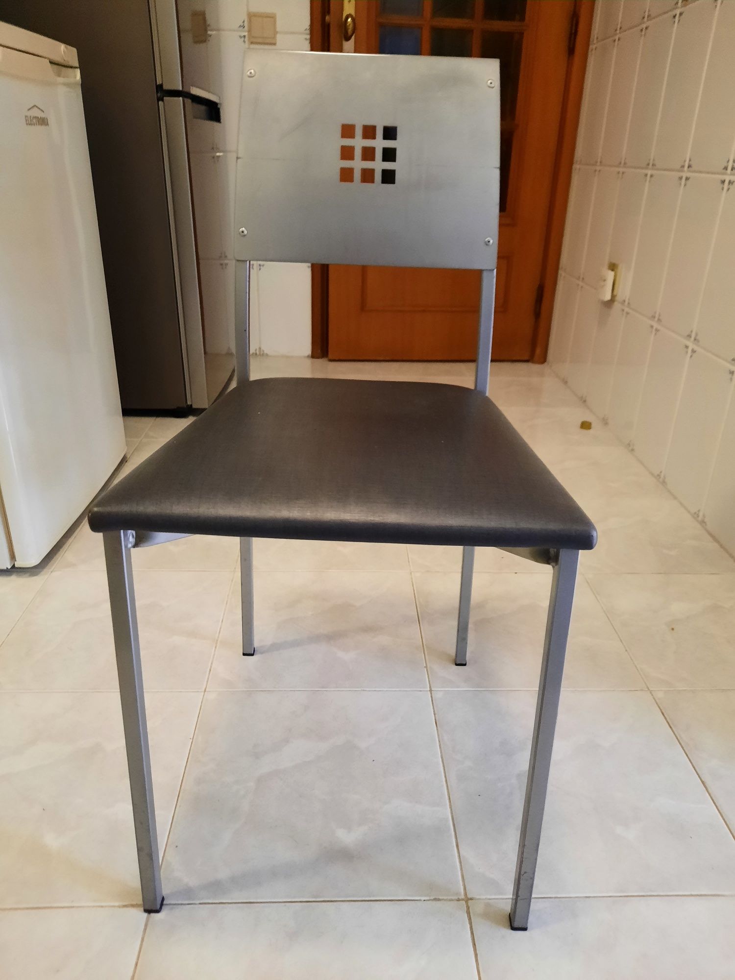 Mesa de cozinha com 4 cadeiras