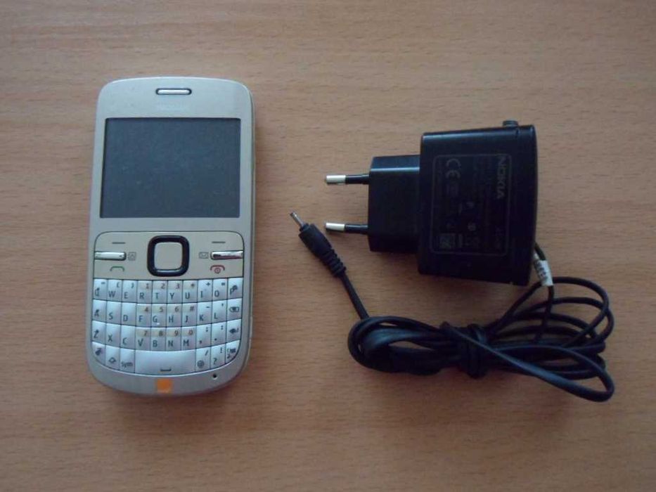 Nokia C 3 z ładowarką.