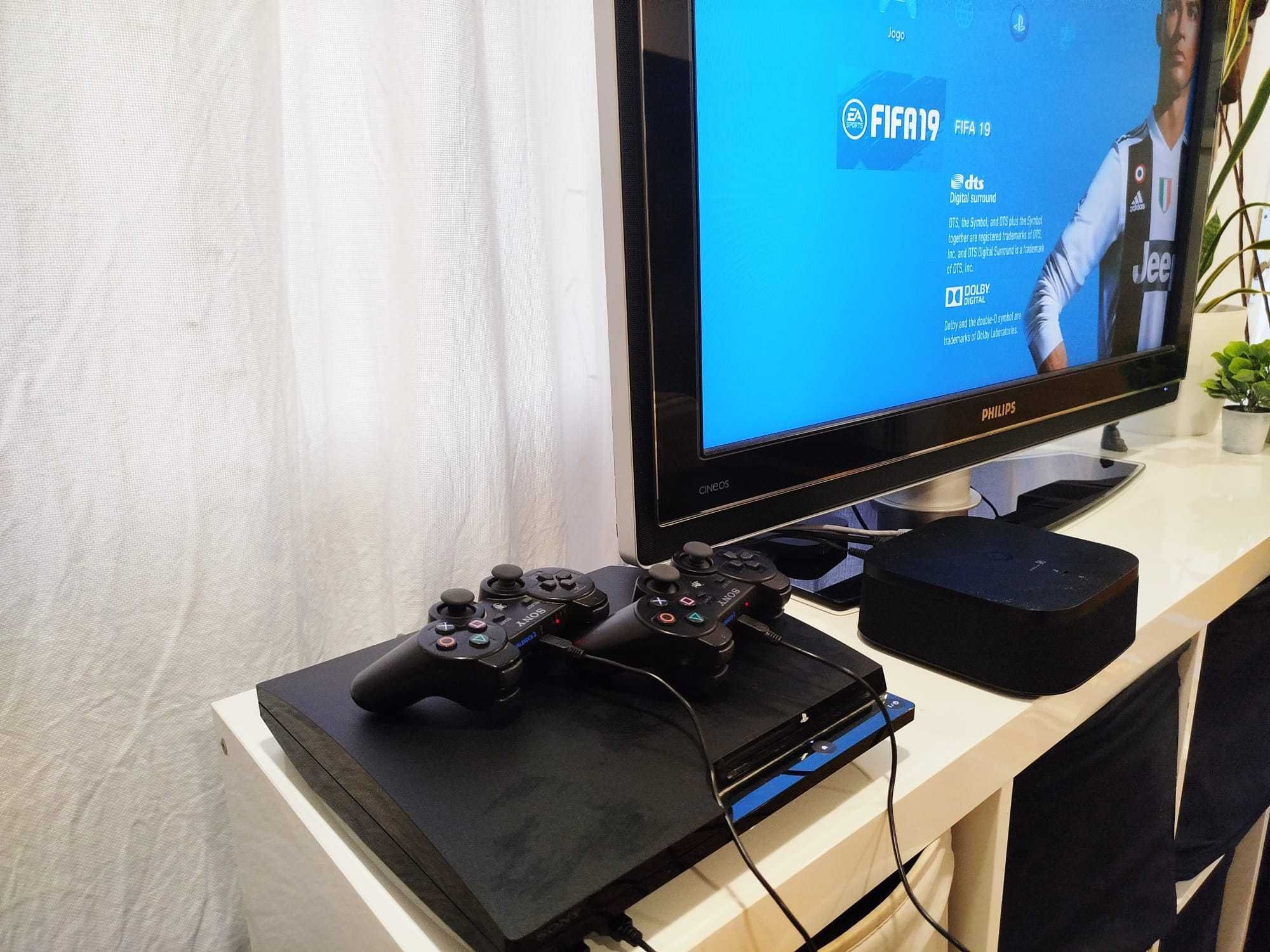 Consola PS3 com dois comandos