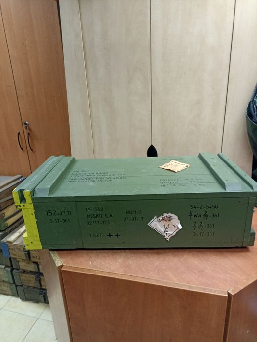 Duża drewniana zielona skrzynia wojskowa