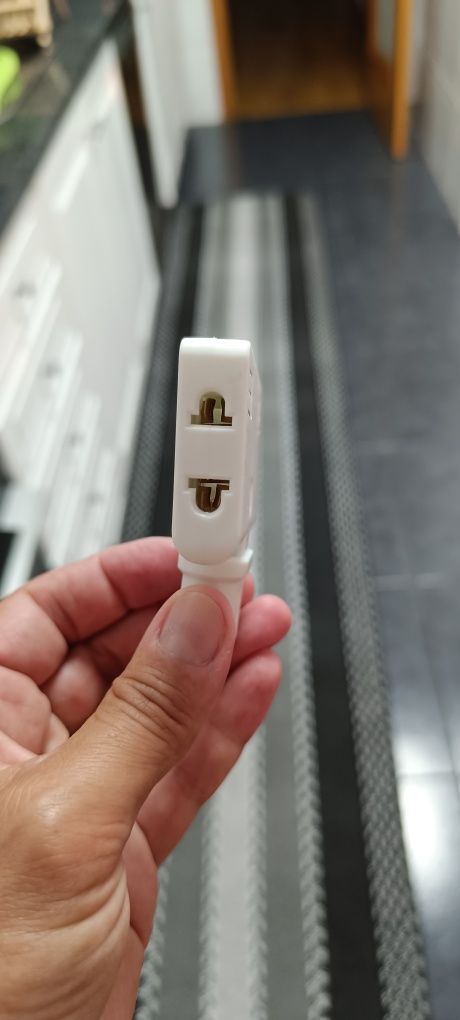 Tomada tripla compacta