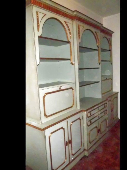 lindo antigo móvel de sala em madeira pintado para restauro