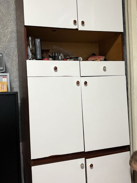 Шафа із закритими полицями