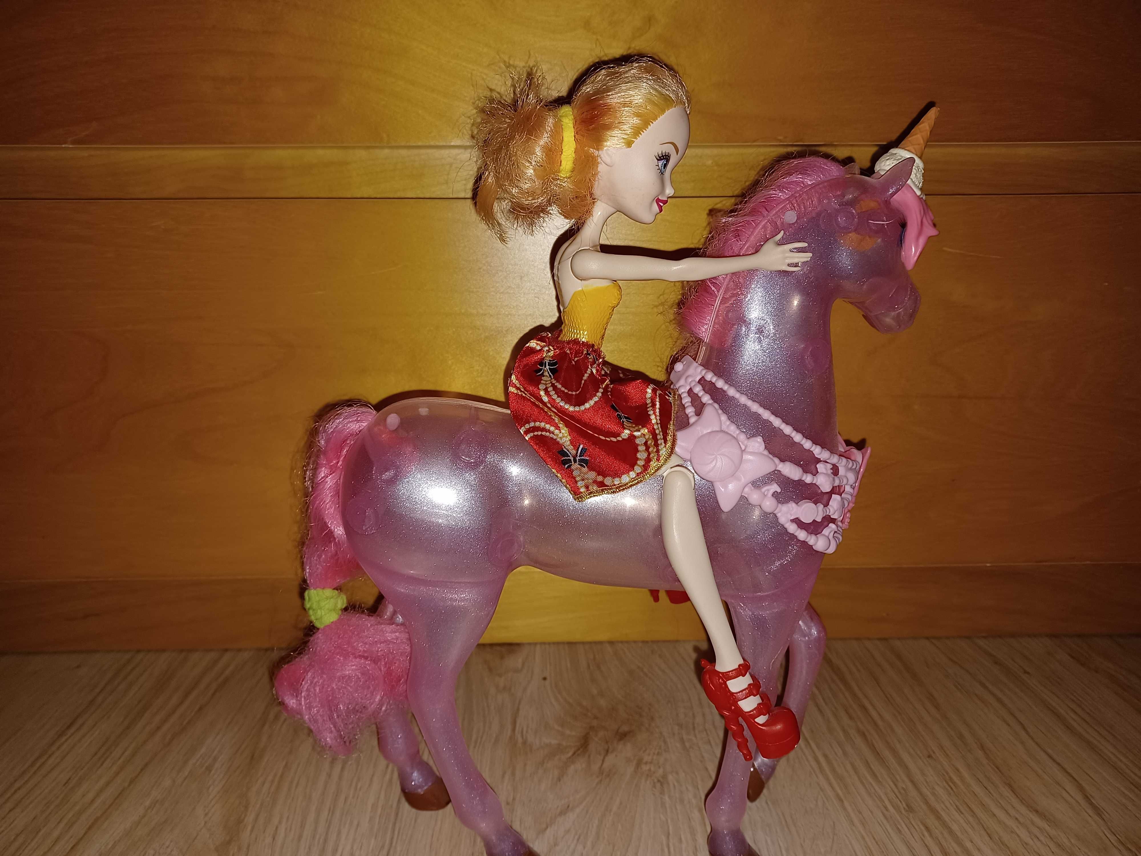 Brokatowy koń zabawka w zestawie z lalką