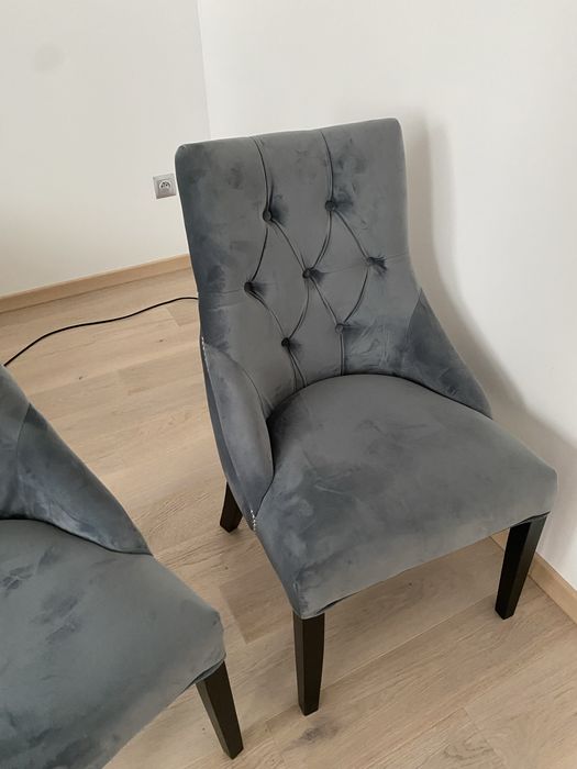 Krzesła  tapicerowane chesterfield