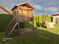 Plac zabaw drewniany domek